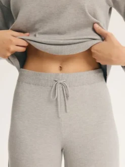 Esotiq Komplet sweter i spodnie materiałowe 46082 Szary Regular Fit