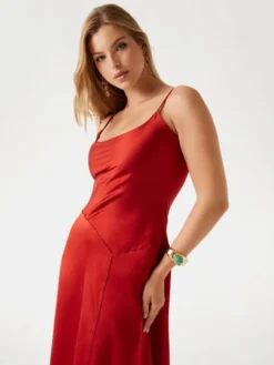 Guess Sukienka codzienna 177729 Czerwony Classic Fit