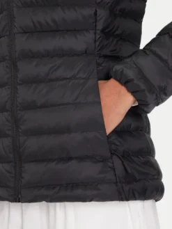 Jack Wolfskin Kurtka puchowa Pilvi 1207761 Czarny Regular Fit
