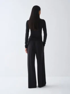 La Mania Longsleeve ESTHER Czarny Basic Fit