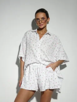 LilaLou Komplet bluzka i spodnie Mila Short Biały Regular Fit