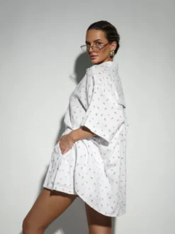 LilaLou Komplet bluzka i spodnie Mila Short Biały Regular Fit