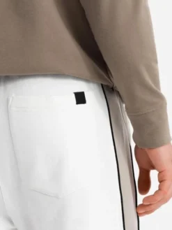 Ombre Szorty materiałowe OM-SRSK-0182 Biały Regular Fit