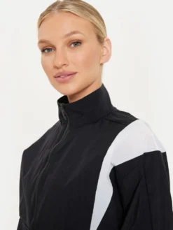 Reebok Kurtka przejściowa Woven Jacket 100072686 Czarny Regular Fit