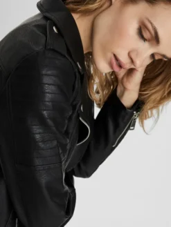 Vero Moda Kurtka z imitacji skóry Kerri 10228728 Czarny Regular Fit